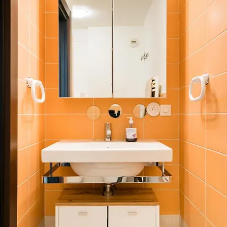 Air Conditioned Apartment, 3 Min Walk To The Beaches, Garage 아파트 *